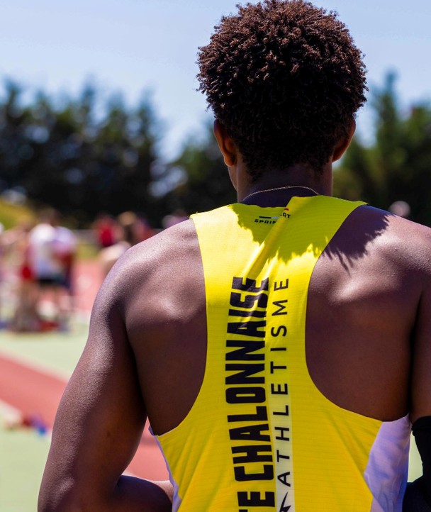 Athlète de l'ECA en maillot jaune Entente Chalonnaise Athlétisme sur la piste d'athlétisme