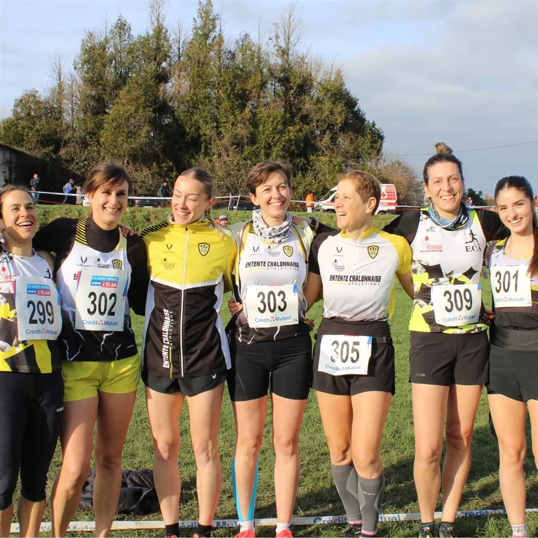 Sept coureuses de l'ECA, souriantes et bras dessus bras dessous, au cross d'Autun