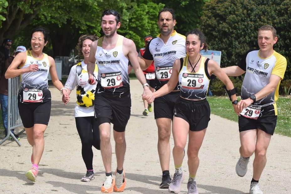 Coureuses et coureurs de l'ECA franchissant ensemble la ligne d'arrivée main dans la main à Chalon-sur-Saône