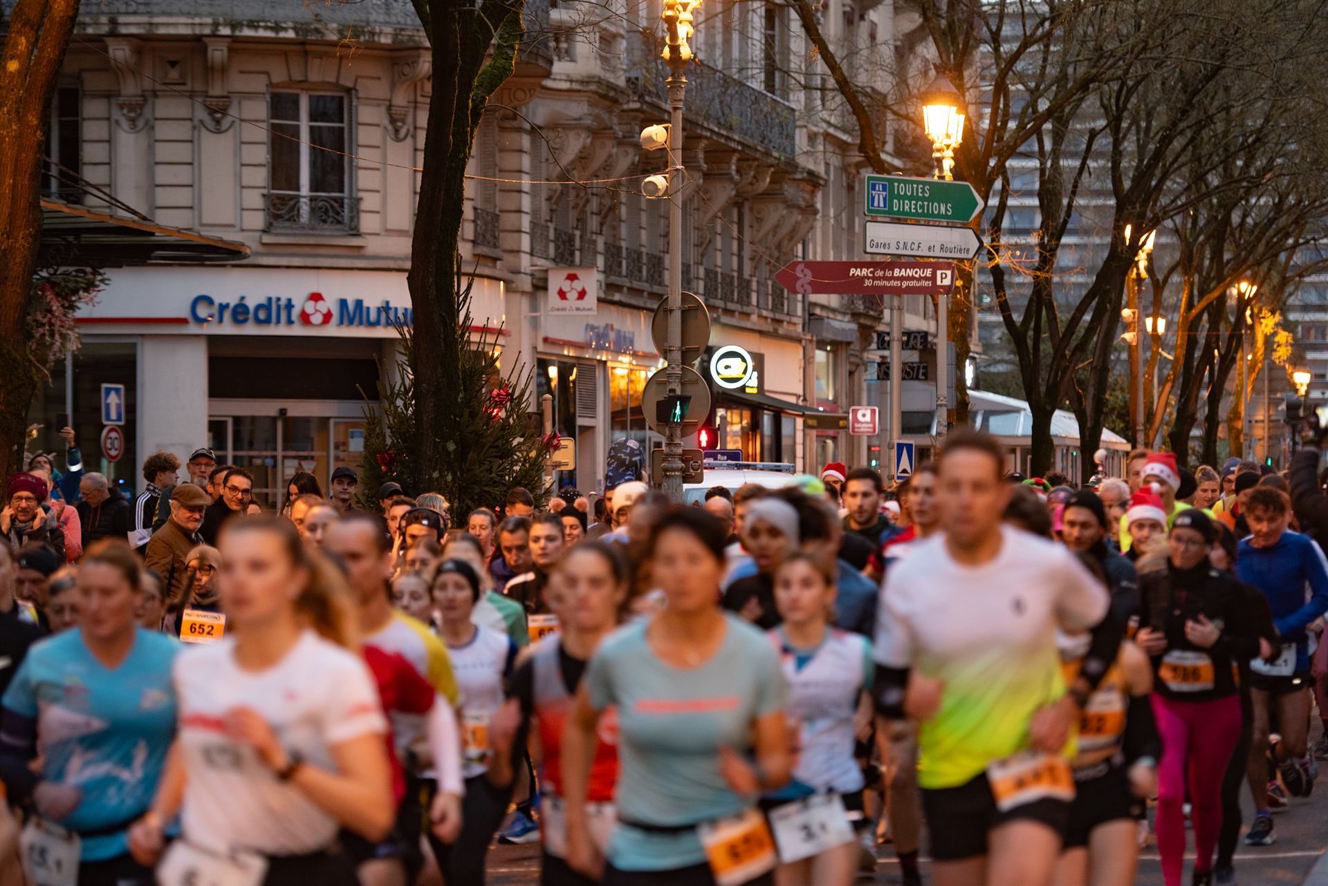 Le peloton de la Corrida dans les rues illuminées de Chalon-sur-Saône